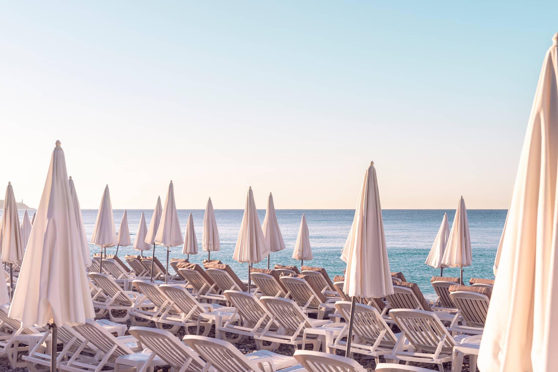 Vue mer avec parasols de plage privée à Nice