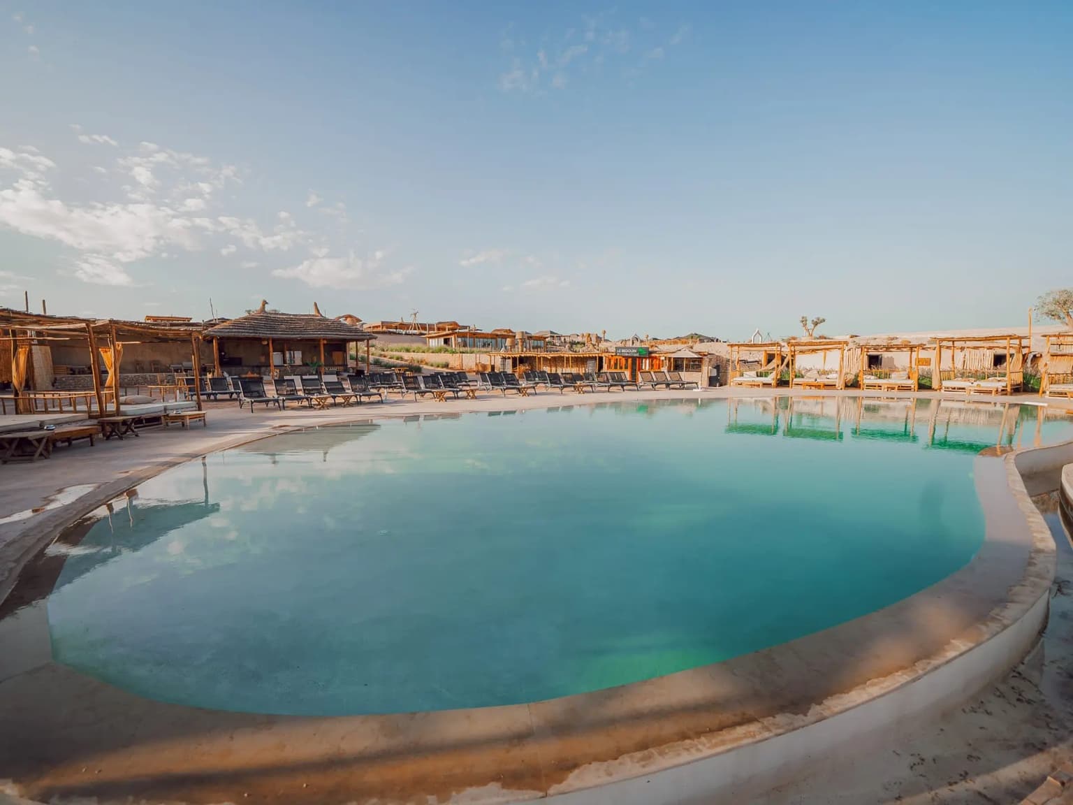 Piscine dans le désert d’Agafay idéale pour un daypass Marrakech