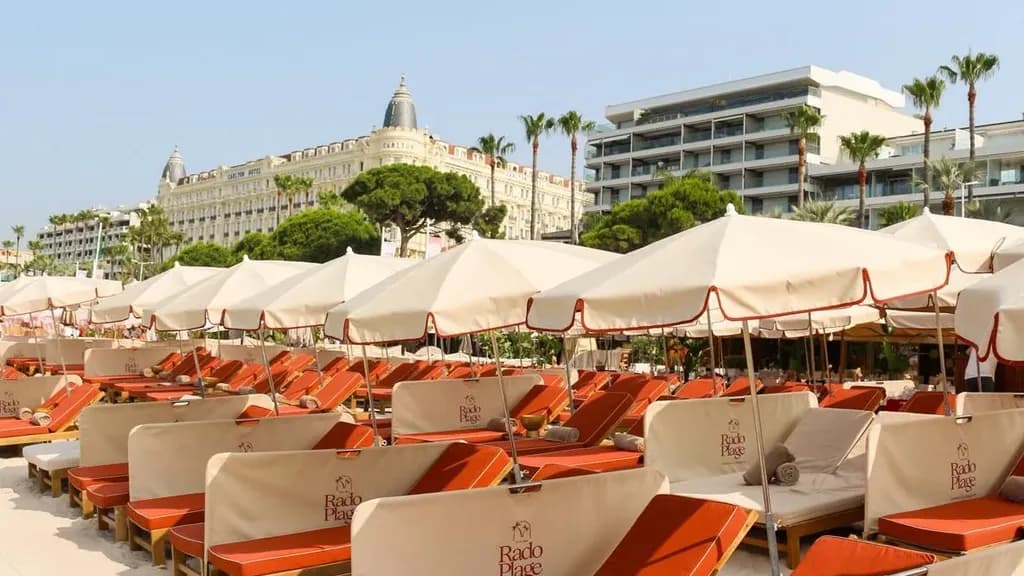 Hileras de tumbonas y sombrillas de Rado Plage en la Croisette de Cannes
