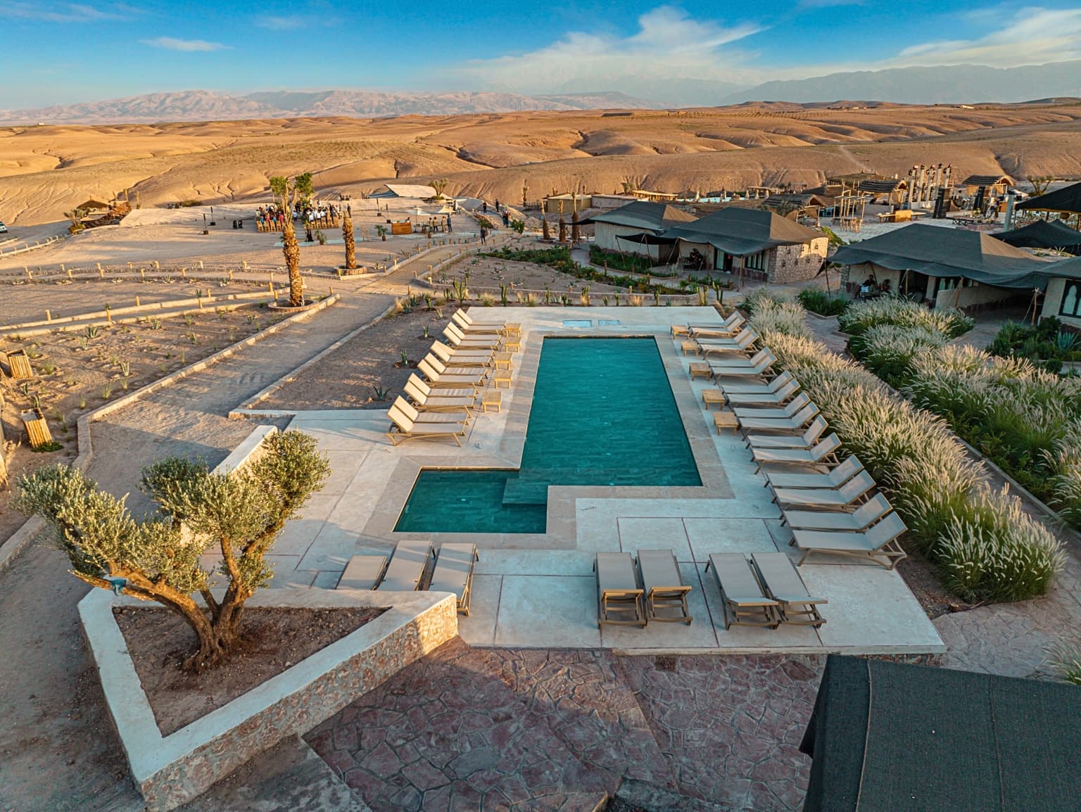 Piscine La Bohème Agafay avec vue sur le désert et l’Atlas