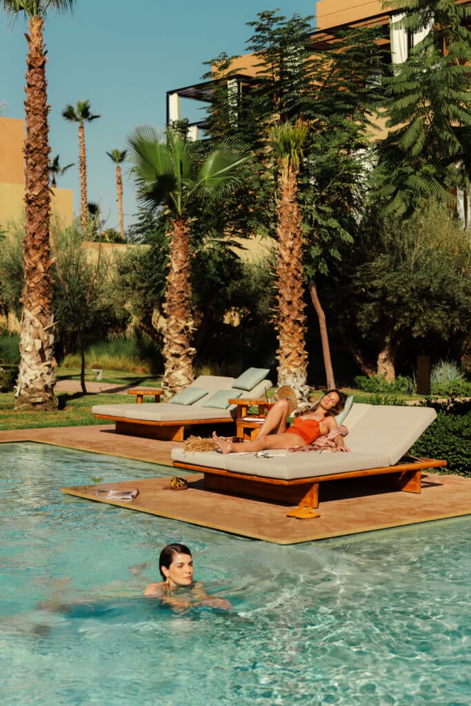Piscine Marrakech ambiance oasis avec transats et palmiers