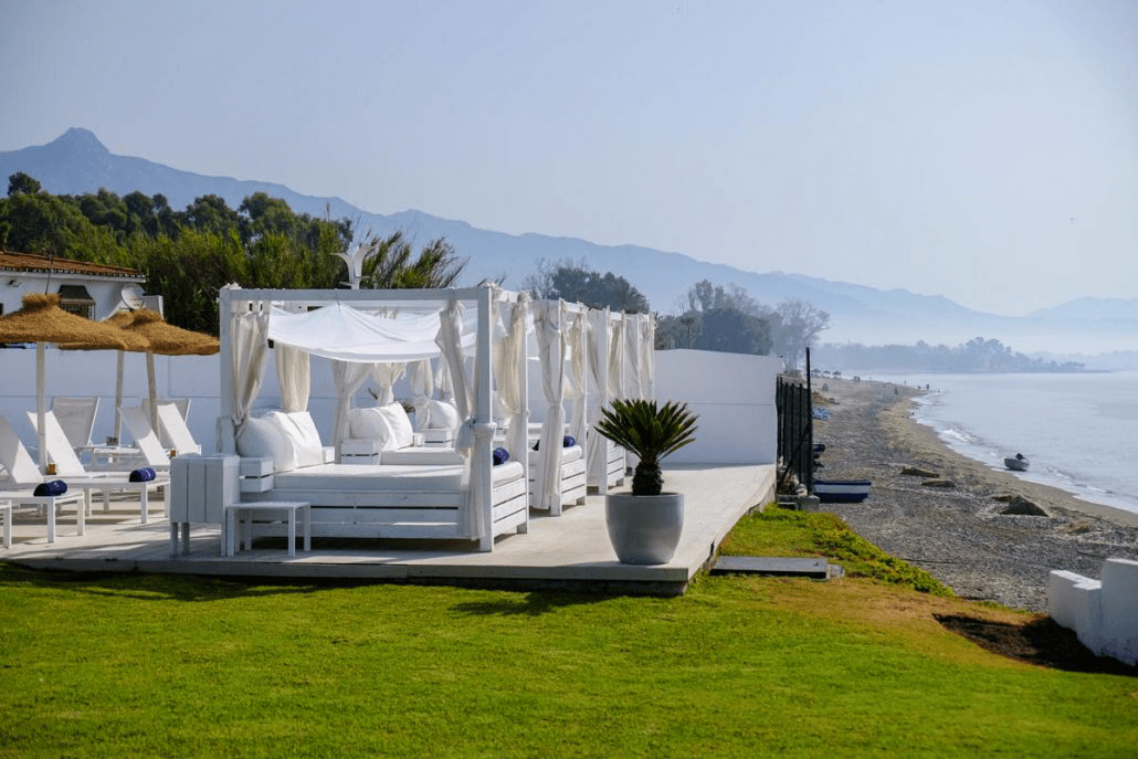 El Ancla Restaurante & Beach Club - Photo 2