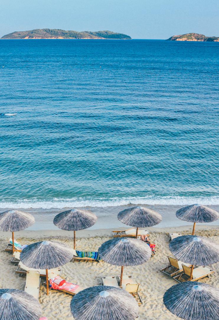Vue mer méditerranée avec parasols et transats